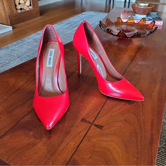Steve Madden Women's Size 9.5 Red Leather Pointed Toe Pump - Picture 2 of 9